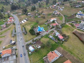 En Venta Casa con Amplio terreno en Biblián