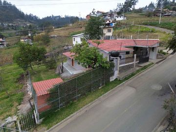 En Venta Casa con Amplio terreno en Biblián