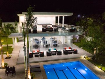 Villa con jardín Terraza y Casa club con muchas amenidades, en venta, Mayakoba, Playa del Carmen.