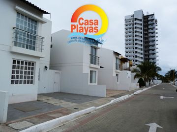Casa Nueva con Piscina de Venta en Playas Via Data Posorja en Ciudadela Cerrada con salida al mar
