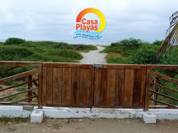 Casa Nueva con Piscina de Venta en Playas Via Data Posorja en Ciudadela Cerrada con salida al mar