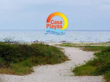 Casa Nueva con Piscina de Venta en Playas Via Data Posorja en Ciudadela Cerrada con salida al mar