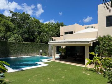 Casa con terraza, jardín y alberca privada, en venta, Villa Magna, Cancun.