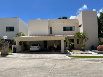 Casa con terraza, jardín y alberca privada, en venta, Villa Magna, Cancun.