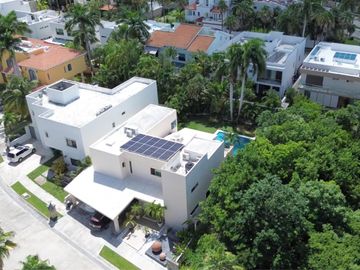 Casa con terraza, jardín y alberca privada, en venta, Villa Magna, Cancun.