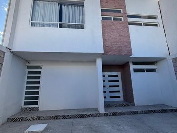 CASA EN VENTA CUMBRES DE JURIQUILLA