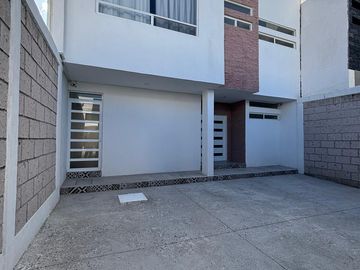 CASA EN VENTA CUMBRES DE JURIQUILLA