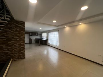 EN VENTA HERMOSA CASA A ESTRENAR UBICADA CERCA DE SAN BLAS