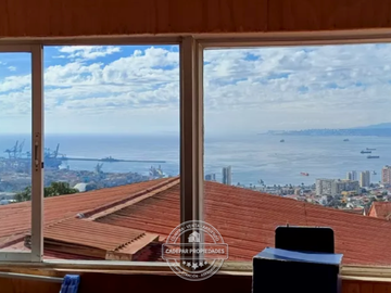 VENDE AMPLIA CASA DE TRES PISOS EN VALPARAISO