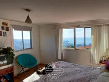 VENDE AMPLIA CASA DE TRES PISOS EN VALPARAISO