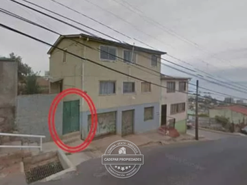 VENDE AMPLIA CASA DE TRES PISOS EN VALPARAISO