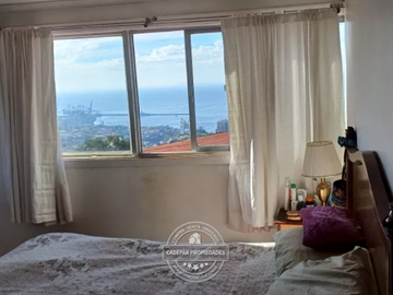 VENDE AMPLIA CASA DE TRES PISOS EN VALPARAISO