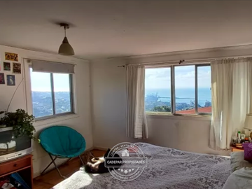 VENDE AMPLIA CASA DE TRES PISOS EN VALPARAISO