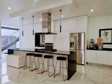 Ciudad Bugambilias, Espectacular Residencia en Segunda Sección