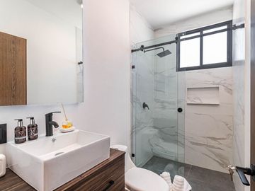 CASA EN VENTA AL SUR DE CUERNAVACA CON ALBERCA Y ROOF GARDEN