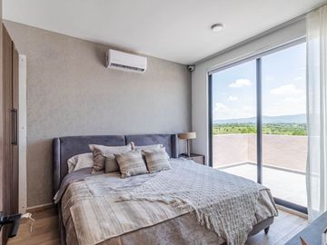 CASA EN VENTA AL SUR DE CUERNAVACA CON ALBERCA Y ROOF GARDEN