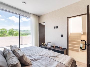 CASA EN VENTA AL SUR DE CUERNAVACA CON ALBERCA Y ROOF GARDEN