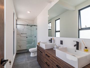 CASA EN VENTA AL SUR DE CUERNAVACA CON ALBERCA Y ROOF GARDEN