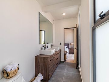 CASA EN VENTA AL SUR DE CUERNAVACA CON ALBERCA Y ROOF GARDEN