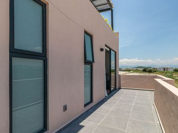 CASA EN VENTA AL SUR DE CUERNAVACA CON ALBERCA Y ROOF GARDEN