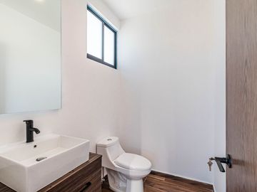 CASA EN VENTA AL SUR DE CUERNAVACA CON ALBERCA Y ROOF GARDEN