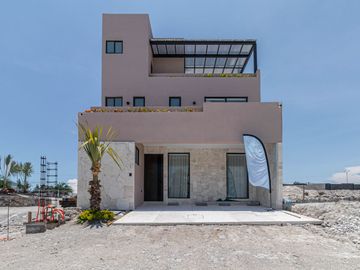 CASA EN VENTA AL SUR DE CUERNAVACA CON ALBERCA Y ROOF GARDEN