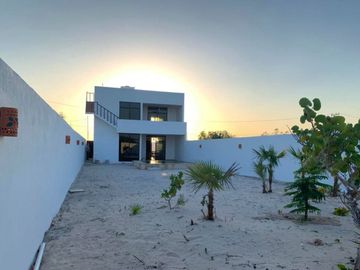 Casa a pasos del mar con alberca privada, en venta, San Benito, Yucatán.