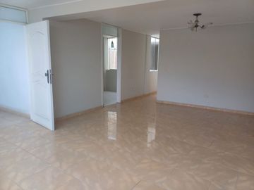 VENTA DEPARTAMENTO LA MOLINA COCHERA PORTADA DEL SOL III ETAPA 3ER PISO S/ASCENSOR