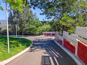 Leon Propiedades vende parcela en condominio Lomas del Puangue, Curacaví.