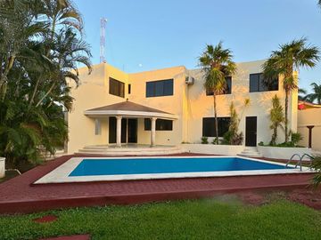 Casa con jardín y alberca privada, en venta, en Zona Norte, Mérida.