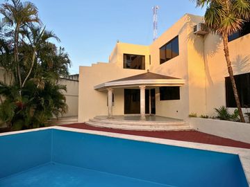 Casa con jardín y alberca privada, en venta, en Zona Norte, Mérida.
