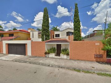 Casa con jardín y alberca privada, en venta, en Zona Norte, Mérida.