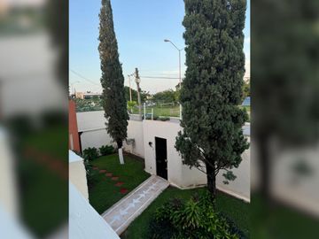 Casa con jardín y alberca privada, en venta, en Zona Norte, Mérida.
