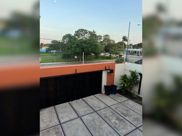Casa con jardín y alberca privada, en venta, en Zona Norte, Mérida.