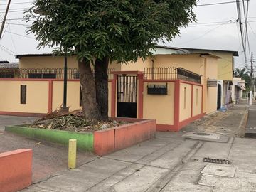 oportunidad !!! Venta Casa una planta, esquinera con suite independiente Alborada 5 etapa, Aplica 100 % biess incl. gastos legales …  !!