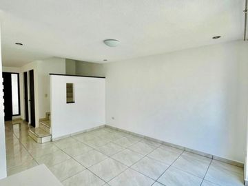 CASA EN VENTA 100% REMODELADA Y EQUIPADA. PASEO DE CUMBRES, MTY