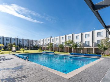 CASA EN VENTA CON ALBERCA Y JARDIN A 90MIN DE LA CDMX