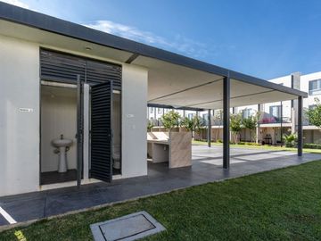 CASA EN VENTA CON ALBERCA Y JARDIN A 90MIN DE LA CDMX