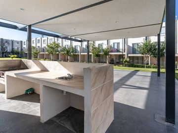 CASA EN VENTA CON ALBERCA Y JARDIN A 90MIN DE LA CDMX