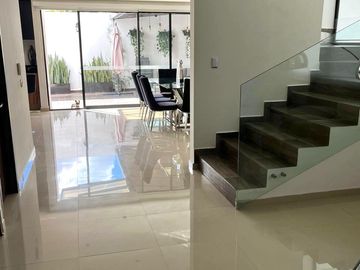 CASA CON RECÁMARA EN PLANTA BAJA LOMAS DE ANGELÓPÓLIS CLÚSTER CON ALBERCA