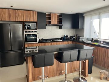 CASA CON RECÁMARA EN PLANTA BAJA LOMAS DE ANGELÓPÓLIS CLÚSTER CON ALBERCA