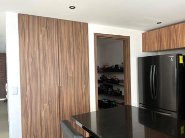CASA CON RECÁMARA EN PLANTA BAJA LOMAS DE ANGELÓPÓLIS CLÚSTER CON ALBERCA