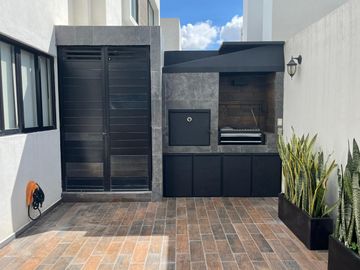 CASA CON RECÁMARA EN PLANTA BAJA LOMAS DE ANGELÓPÓLIS CLÚSTER CON ALBERCA
