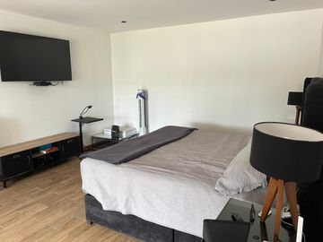 CASA CON RECÁMARA EN PLANTA BAJA LOMAS DE ANGELÓPÓLIS CLÚSTER CON ALBERCA