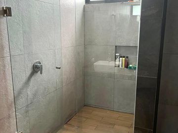 CASA CON RECÁMARA EN PLANTA BAJA LOMAS DE ANGELÓPÓLIS CLÚSTER CON ALBERCA