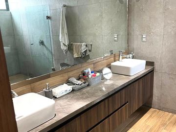 CASA CON RECÁMARA EN PLANTA BAJA LOMAS DE ANGELÓPÓLIS CLÚSTER CON ALBERCA