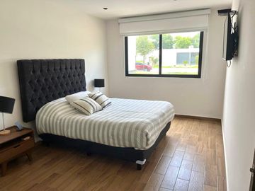 CASA CON RECÁMARA EN PLANTA BAJA LOMAS DE ANGELÓPÓLIS CLÚSTER CON ALBERCA