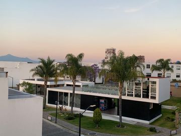 CASA CON RECÁMARA EN PLANTA BAJA LOMAS DE ANGELÓPÓLIS CLÚSTER CON ALBERCA