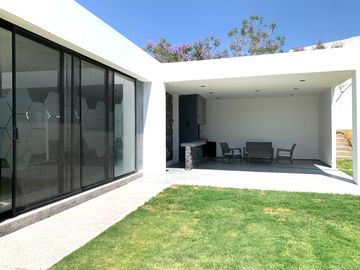 CASA CON RECÁMARA EN PLANTA BAJA LOMAS DE ANGELÓPÓLIS CLÚSTER CON ALBERCA