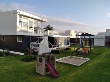 CASA CON RECÁMARA EN PLANTA BAJA LOMAS DE ANGELÓPÓLIS CLÚSTER CON ALBERCA